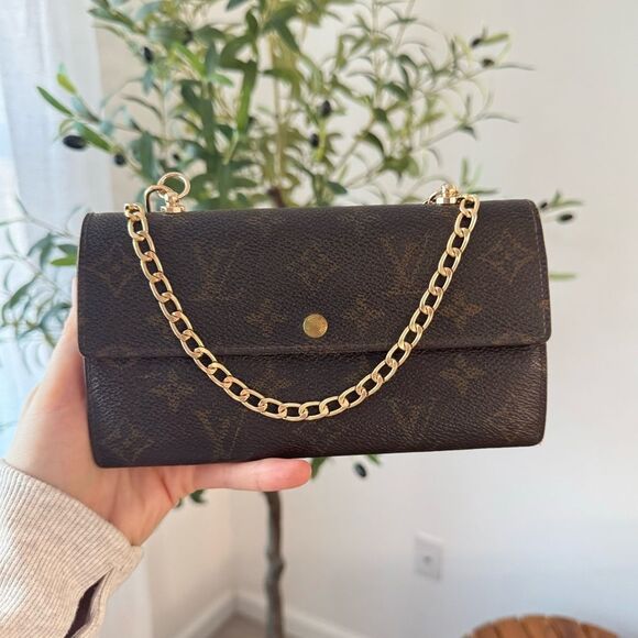 ✅AUTHENTIC✅LOUIS VUITTON WALLET ON A CHAIN - Picture 3 of 15
